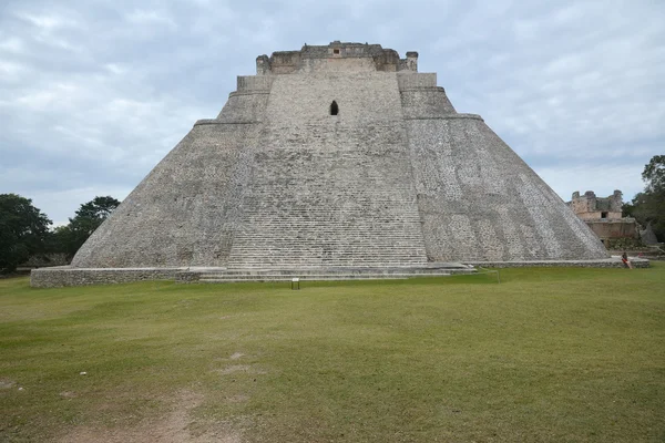 Pyramida kouzelníka, Uxmal, poloostrov Yucatán, Mexiko. — Stock fotografie