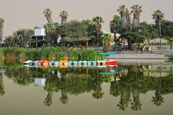 Lake and sand dunes near Huacachina, Ica region, Peru. — Stock Photo, Image