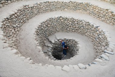 Town Nazca yakınındaki antik wells. Peru.
