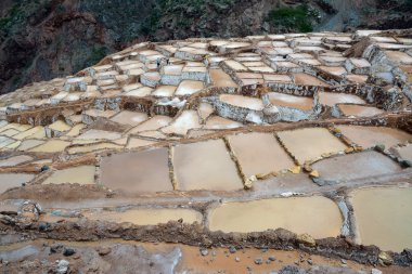 Maraş, Cuzco, kutsal Vadisi'nde tuz göletler çalışan iki adam