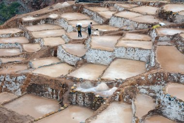 Maraş, Cuzco, kutsal Vadisi'nde tuz göletler çalışan iki adam