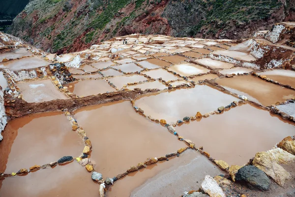 Due uomini che lavorano nelle saline di Maras, Cuzco, Valle Sacra — Foto Stock