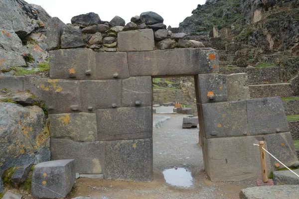 Chrámové opevnění leží, stará pevnost Inků v posvátné údolí, Peru. — Stock fotografie