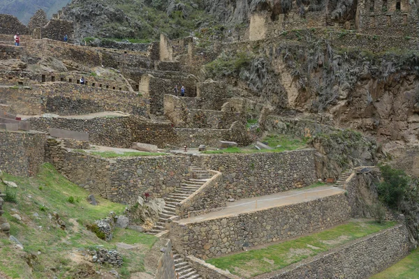 Chrámové opevnění leží, stará pevnost Inků v posvátné údolí, Peru. — Stock fotografie
