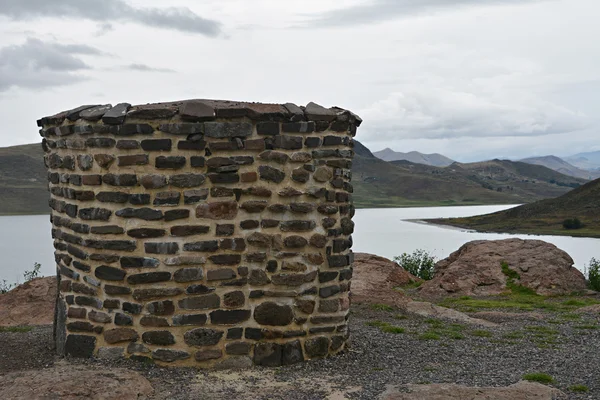 Tumbas de Sillustani en los Andes peruanos cerca de la ciudad Puno, Perú . —  Fotos de Stock