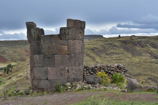 Tumbas de Sillustani en los Andes peruanos cerca de la ciudad Puno, Perú . — Foto de Stock