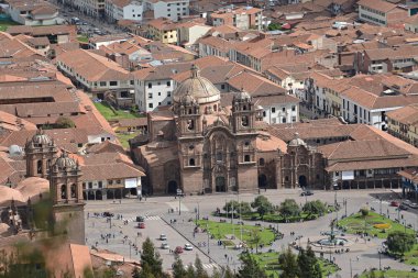 Orta kare içinde Cuzco Cathedral La Compania, Plaza de kol ile