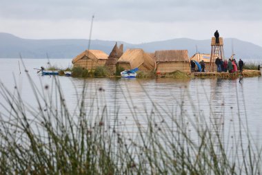 Yüzen ada yakınındaki: Puno, Peru Titicaca gölü üzerinde. 