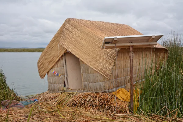 ソーラー パネル電源、チチカカ湖、ペルーの民家. — ストック写真