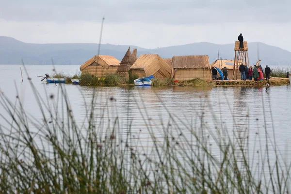 Schwimmende insel auf dem titicacasee in der nähe von puno, peru. — Stockfoto