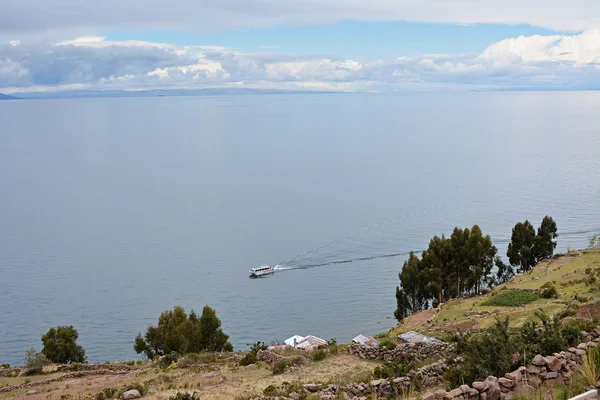 Taquile eiland, het Titicacameer bij achtergrond met boot. Peru. — Stockfoto