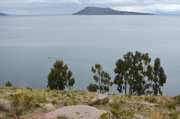 Isola di Taquile, lago Titicaca sullo sfondo con barca. Perù . — Foto Stock