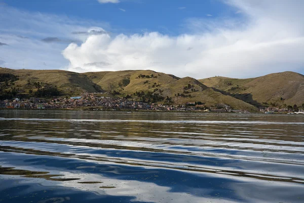 Ciudad Puno con lago Titicaca en primer plano. Perú . —  Fotos de Stock