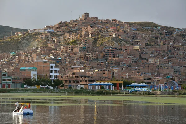 Kasaba Puno laka Titicaca adlı ön plan ile. Peru. — Stok fotoğraf