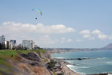 Lima'nın dik kıyı şeridi, Peru üzerinden yamaç paraşütü.