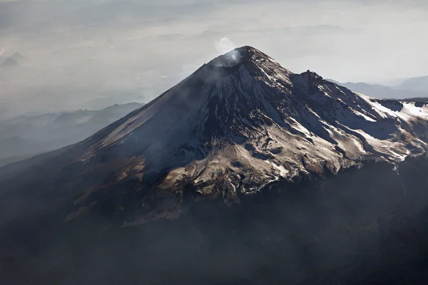 Vulkaan Popocatepetl, Mexico. Uitzicht vanaf de vlakte. — Stockfoto