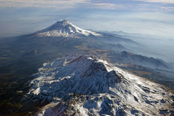 Vulkanen Popocatepetl en Iztaccihuatl, Mexico. Uitzicht vanaf de vlakte. — Stockfoto