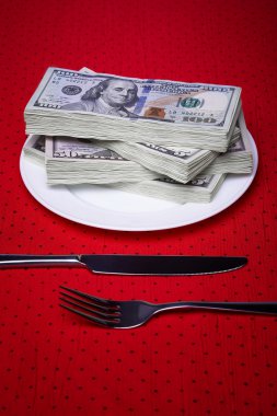 Dolar bir tabak ve çatal bıçak takımı