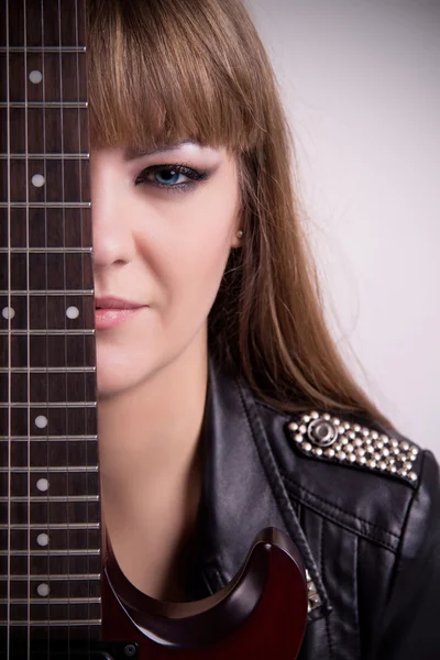 Ritratto di ragazza con chitarra elettrica — Foto Stock