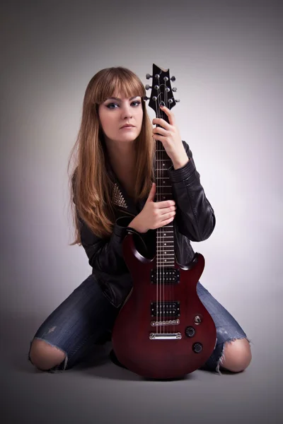 Giovane ragazza con una chitarra elettrica — Foto Stock