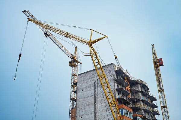 Guindastes de torre no canteiro de obras — Fotografia de Stock