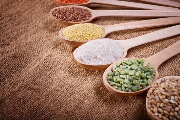 Kabuğu çıkarılmış tane kaşık içinde