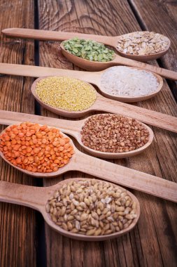 Kabuğu çıkarılmış tane kaşık ahşap tablo içinde