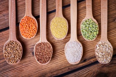 Kabuğu çıkarılmış tane kaşık içinde