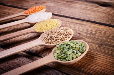 Bir kaşık içinde olgunlaşmış Mısır gevreği