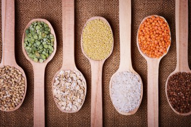 Kabuğu çıkarılmış tane yakın çekim kaşıklarla