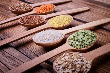 Tahıllar içinde tahta kaşıklar