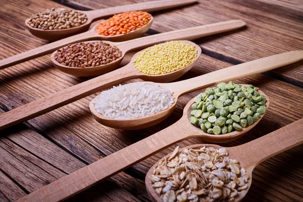 Tahıllar içinde tahta kaşıklar
