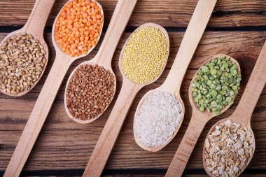 Kabuğu çıkarılmış tane kaşık içinde