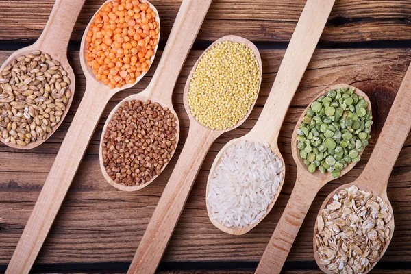 Kabuğu çıkarılmış tane kaşık içinde