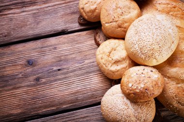 Tahta bir masada taze ekmek.