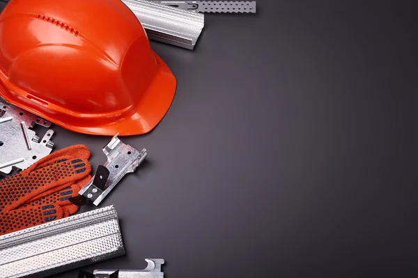 Casco, guantes y material de construcción — Foto de Stock