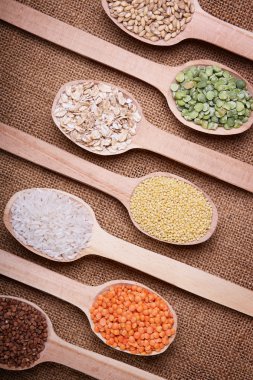 Kabuğu çıkarılmış tane kaşık çuval bezi üzerinde içinde