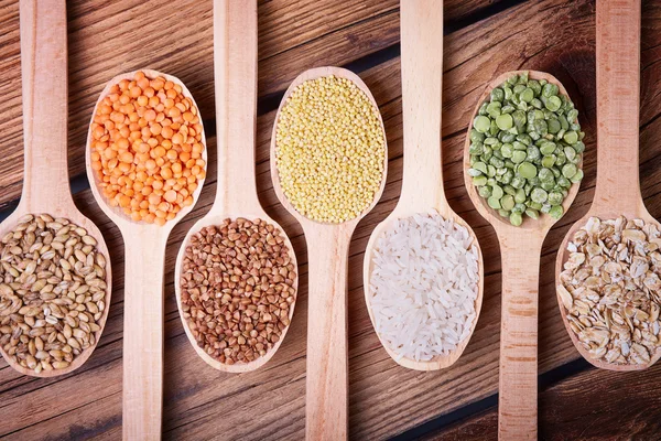 kabuğu çıkarılmış tane tahta kaşıklarla