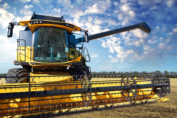 Combine harvester on the background of a stormy sky — Stock Photo, Image