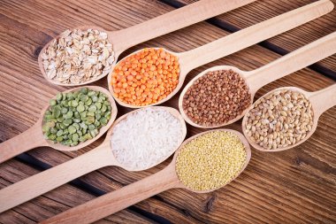 Kabuğu çıkarılmış tane kaşık ahşap tablo içinde