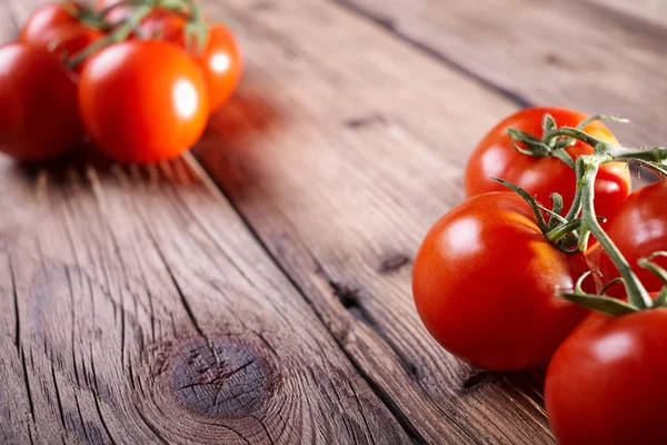 Tomat di atas meja kayu — Stok Foto
