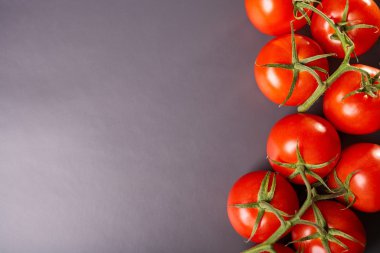 Gri bir arka plan üzerinde olgun domates