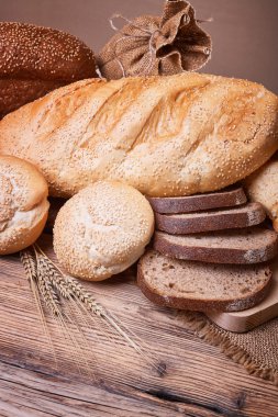 Tahta bir masada ekmek.