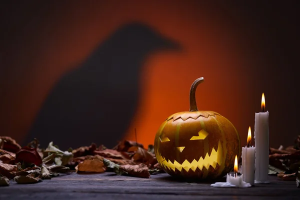 Abóboras de Halloween e a silhueta de um corvo — Fotografia de Stock