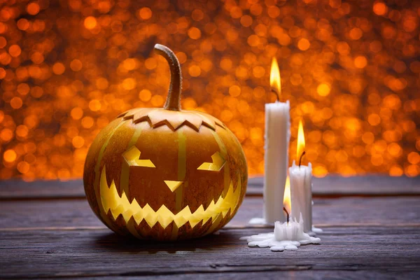 Abóboras para Halloween e velas acesas — Fotografia de Stock