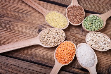 kabuğu çıkarılmış tane tahta kaşıklarla