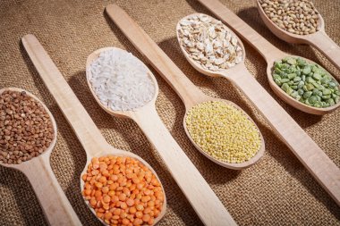 Kabuğu çıkarılmış tane kaşık içinde