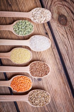 kabuğu çıkarılmış tane tahta kaşıklarla