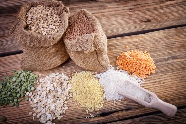 Hububat ahşap bir masa üzerinde ürün yelpazesine