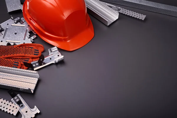 Casco, guantes y material de construcción — Foto de Stock